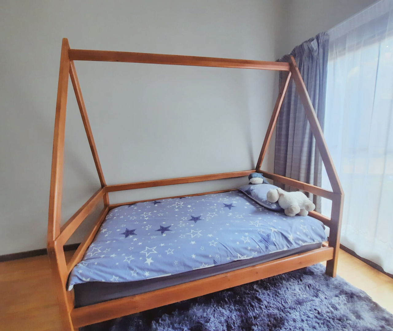 Kids steward house frame bed with blue bedding